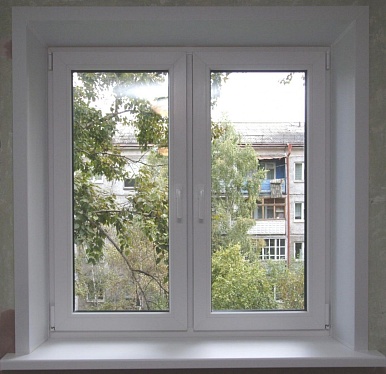 Пластиковое окно в квартиру с поворотно-откидными створками 1400*1400 мм